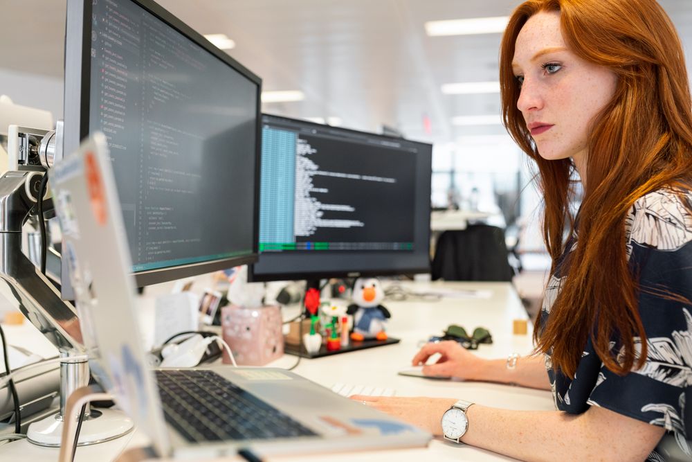 Analista di cyber security al lavoro sui sistemi