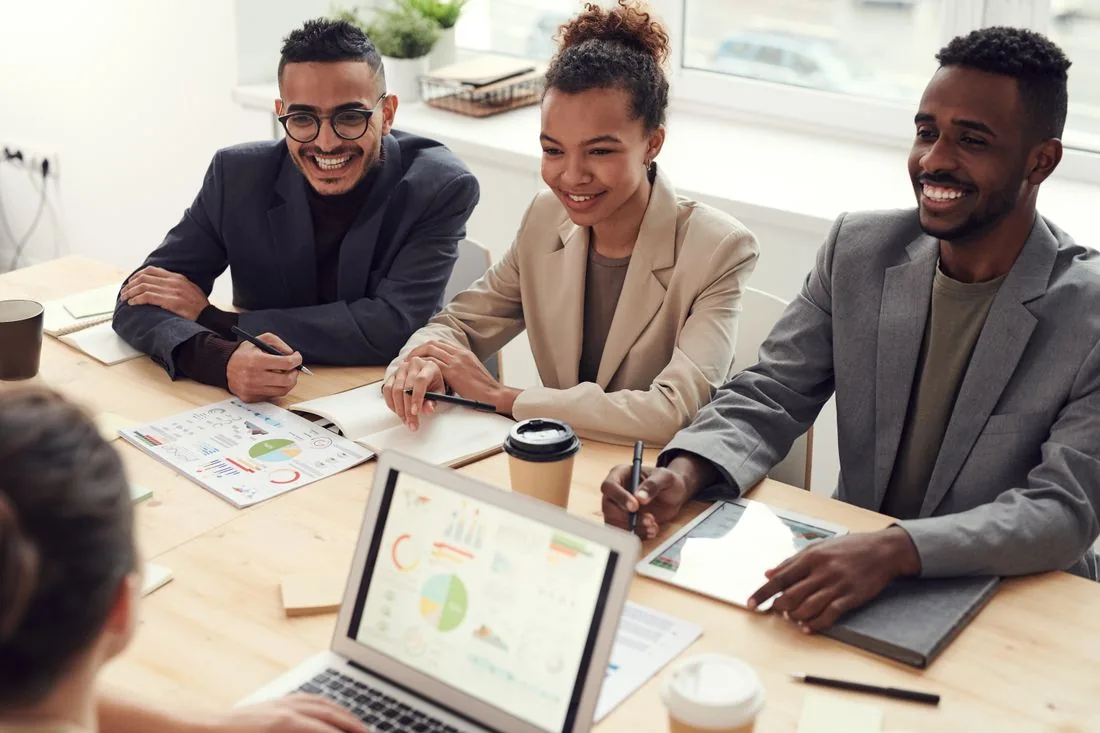 Consulenti C2Compliance in riunione con un cliente